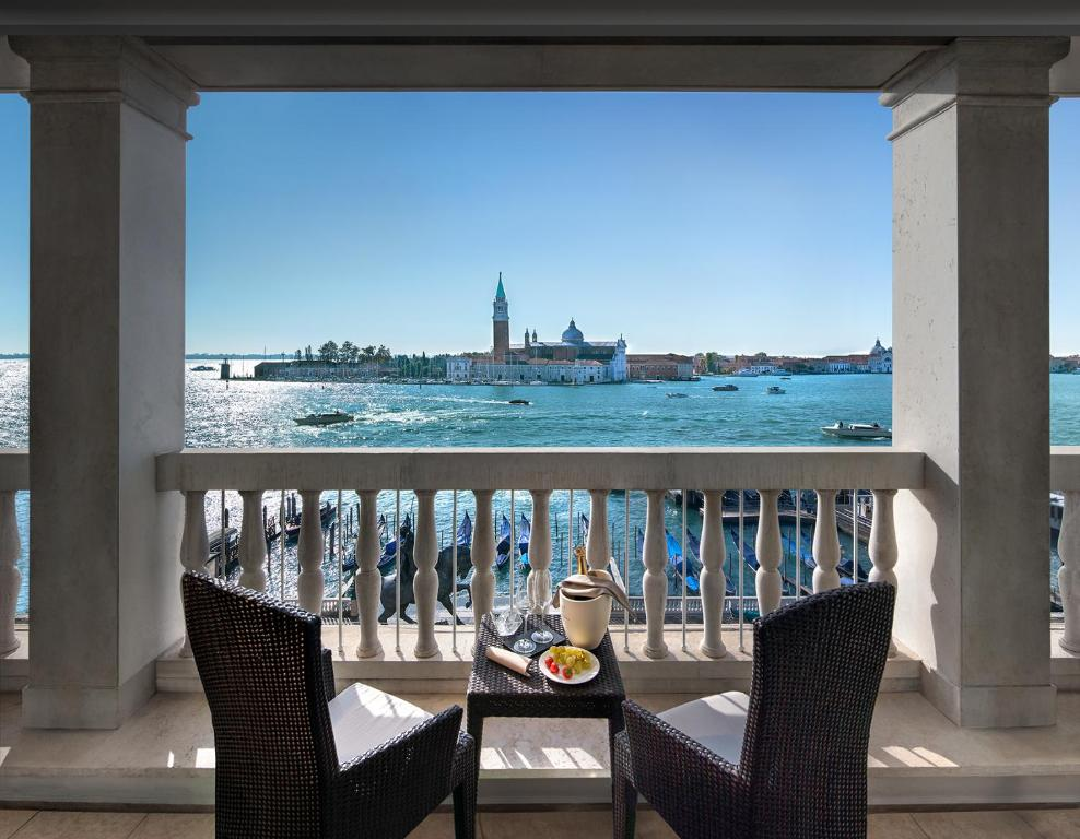 Terrasse avec vue sur le canal au Londra Palace Venezia