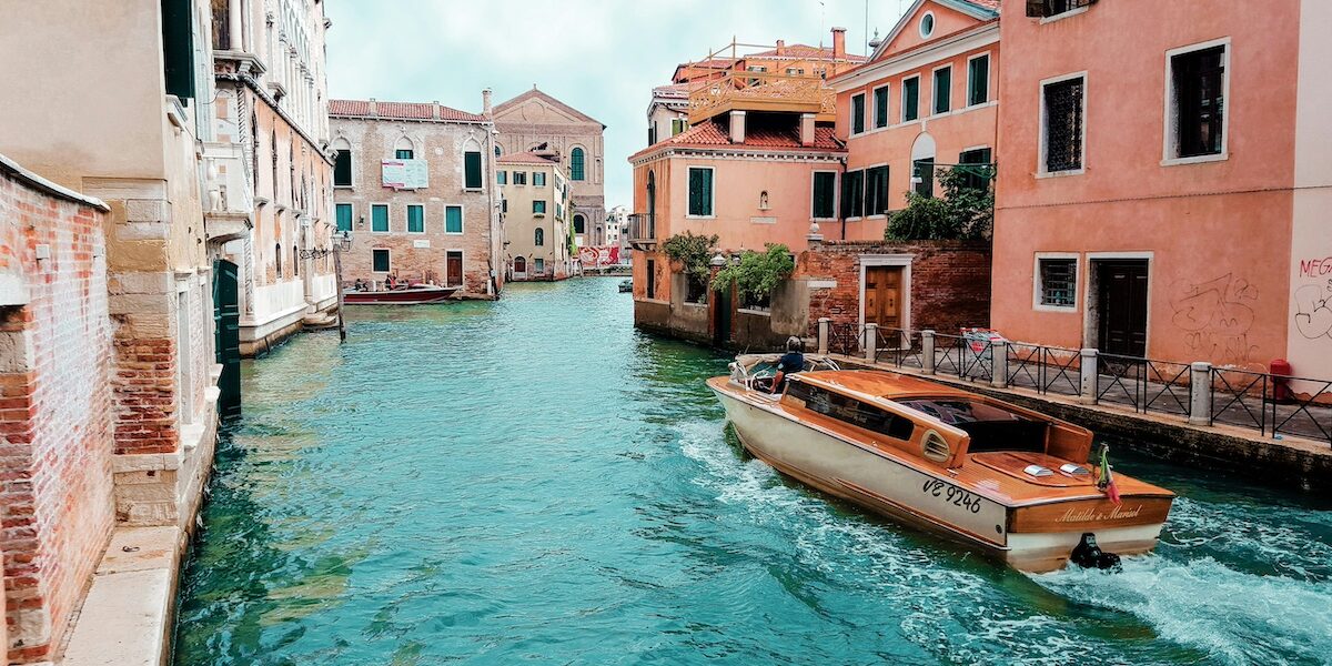 Bateau-taxi sur le canal de Venise - Les Escapades à Venise