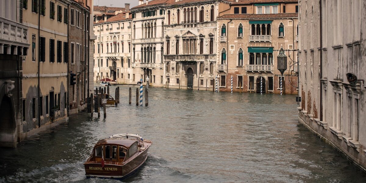 Bateau-taxi sur le canal de Venise - Les Escapades à Venise