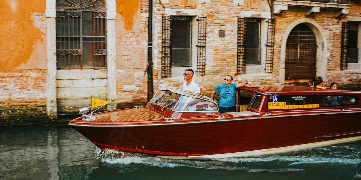 Bateau-taxi sur la canal de Venise - Les Escapades à Venise