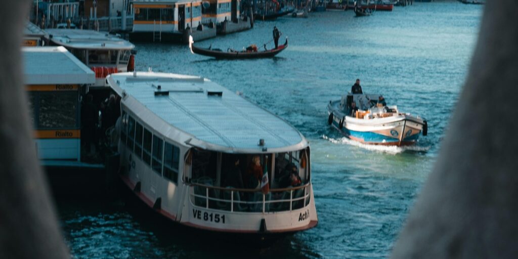 Vaporetto stationné - Les Escapades à Venise