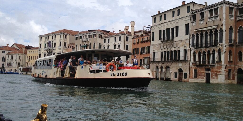 Vaporetto traversant le Grand Canal - Les Escapades à Venise