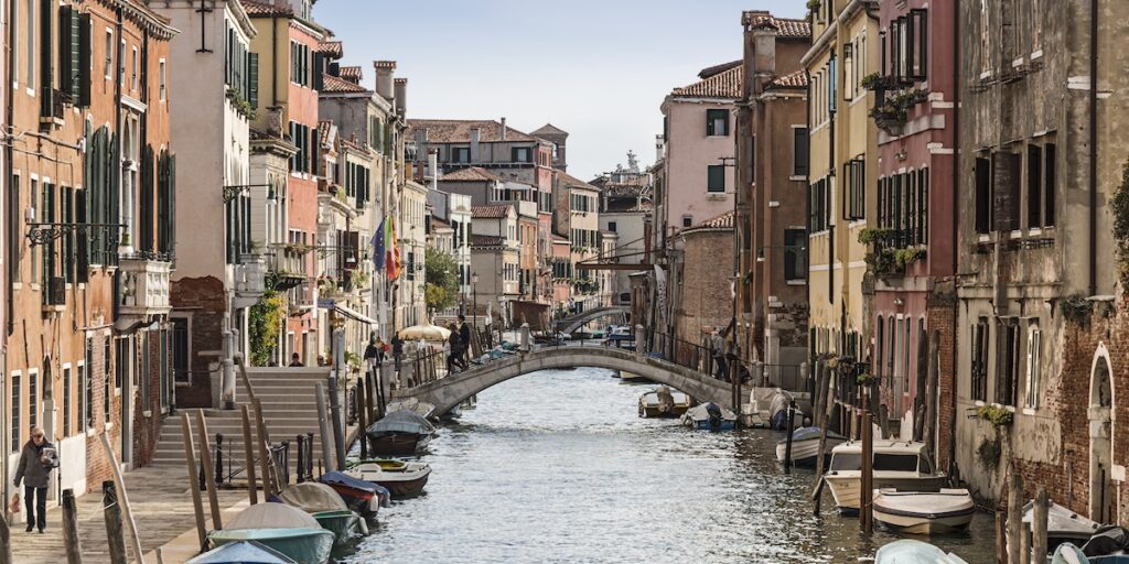 Canal qui traverse le quartier San Marco - Les Escapades à Venise