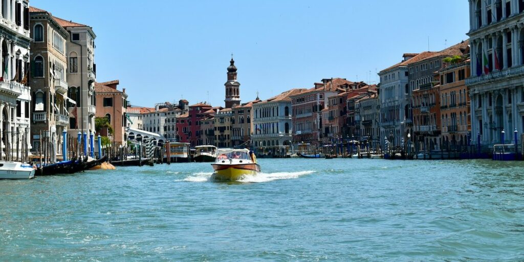 Bateau-taxi sur le Grand-Canal - Les Escapades à Venise