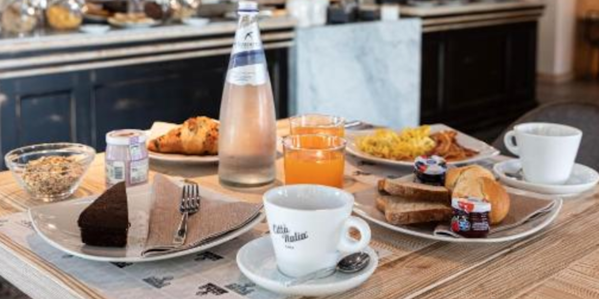 Petit déjeuner sur une table de l'hôtel - Les Escapades à Venise