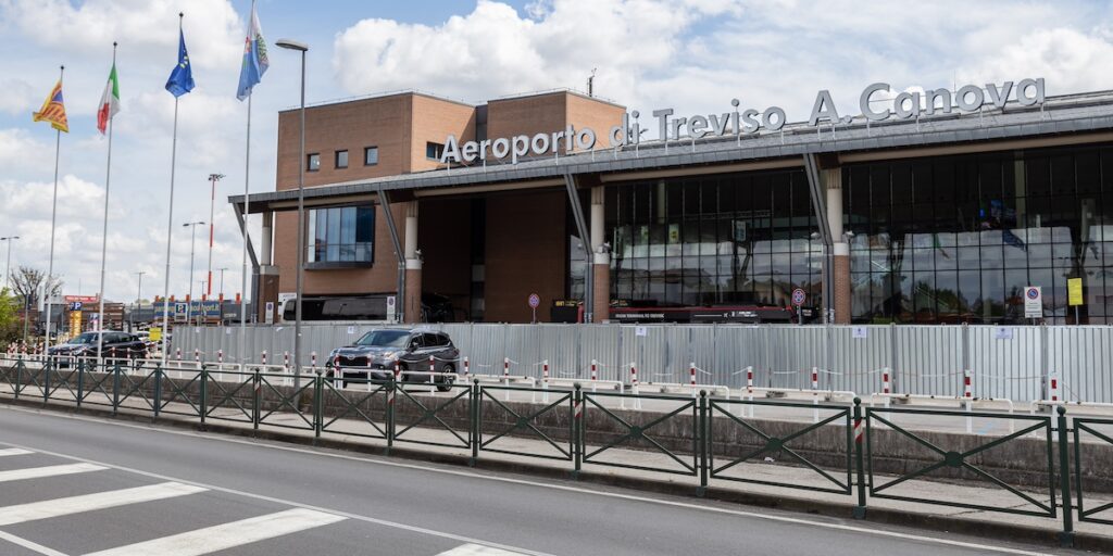 Façade de l'aéroport de Trévise - Les Escapades à Venise