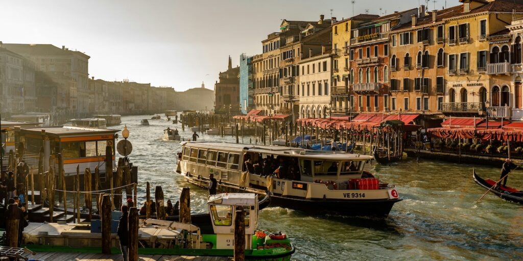 Un vaporetto traversant le Grand Canal - Les Escapades à Venise