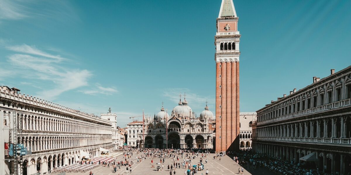 Place Saint-Marc avec le campanile et sa basilique - Les Escapades à Venise