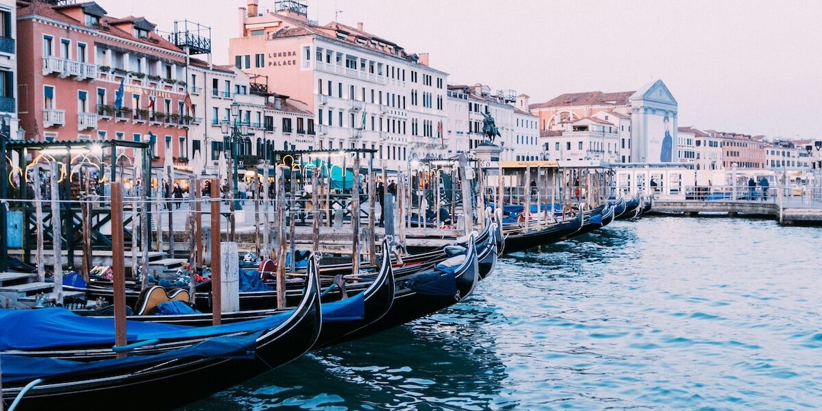 Gondoles sur le Grand Canal de Venise - Les Escapades à Venise