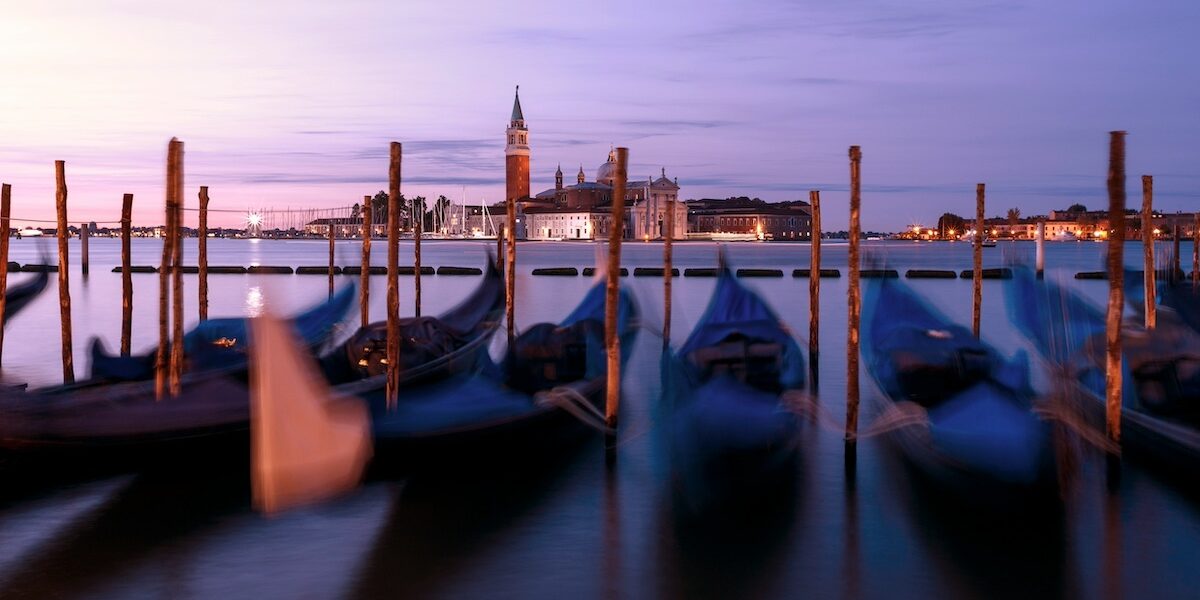 Lignée de gondoles devant la ville - Les Escapades à Venise