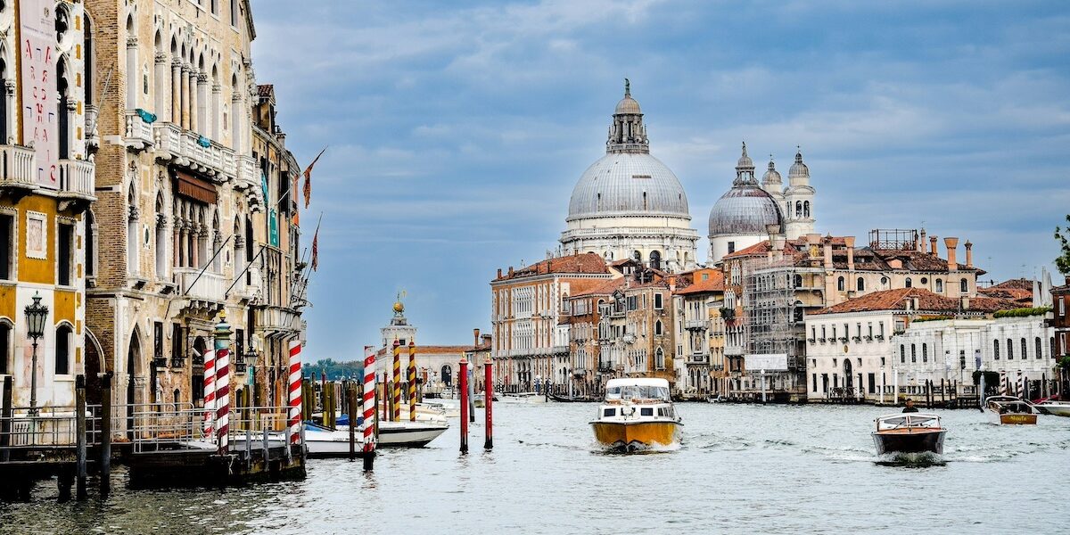 Un vaporetto sur le Grand Canal de Venise - Les Escapades à Venise