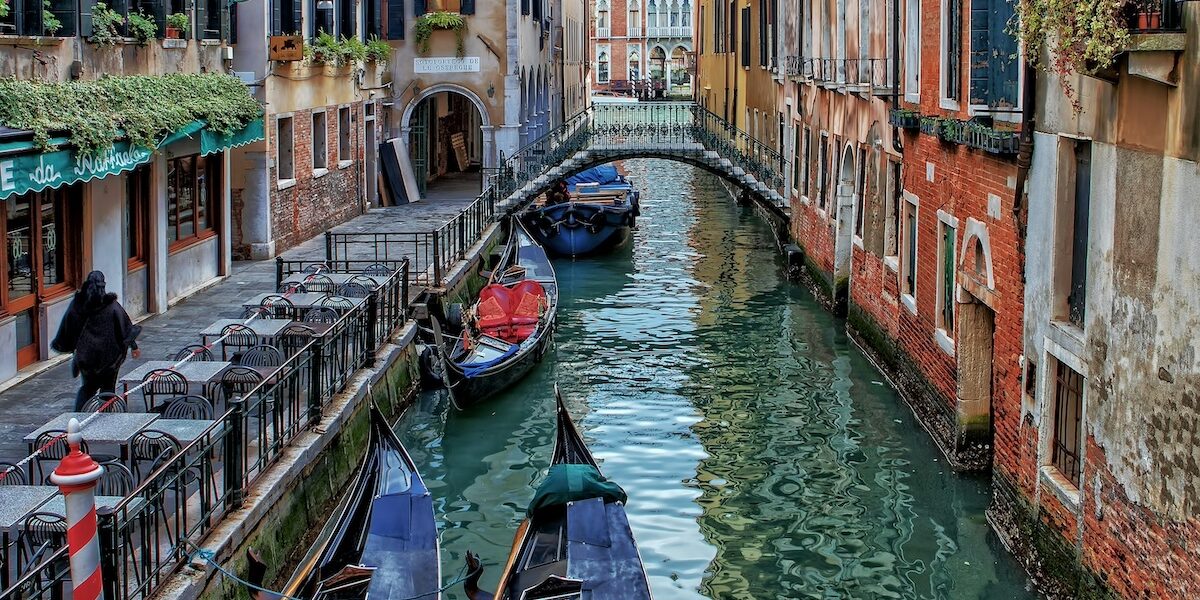 Trois gondoles stationnées le long du canal - Les Escapades à Venise