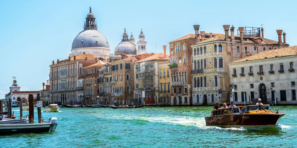 Bateaux-taxi sur le Grand Canal - Les Escapades à Venise