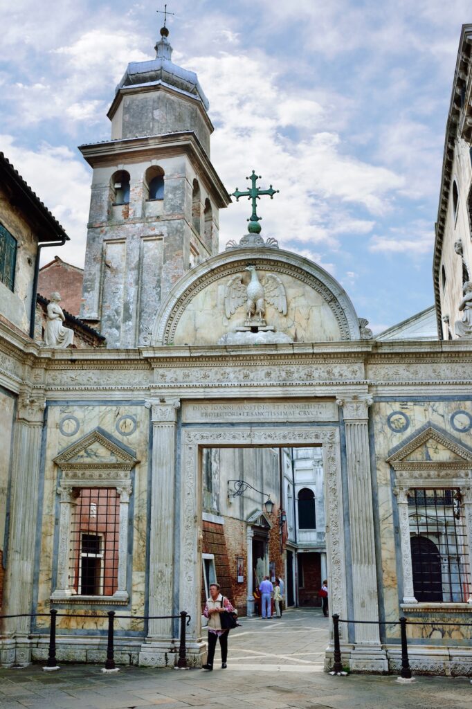 Entrée de l'église San Giovanni - Les Escapades à Venise