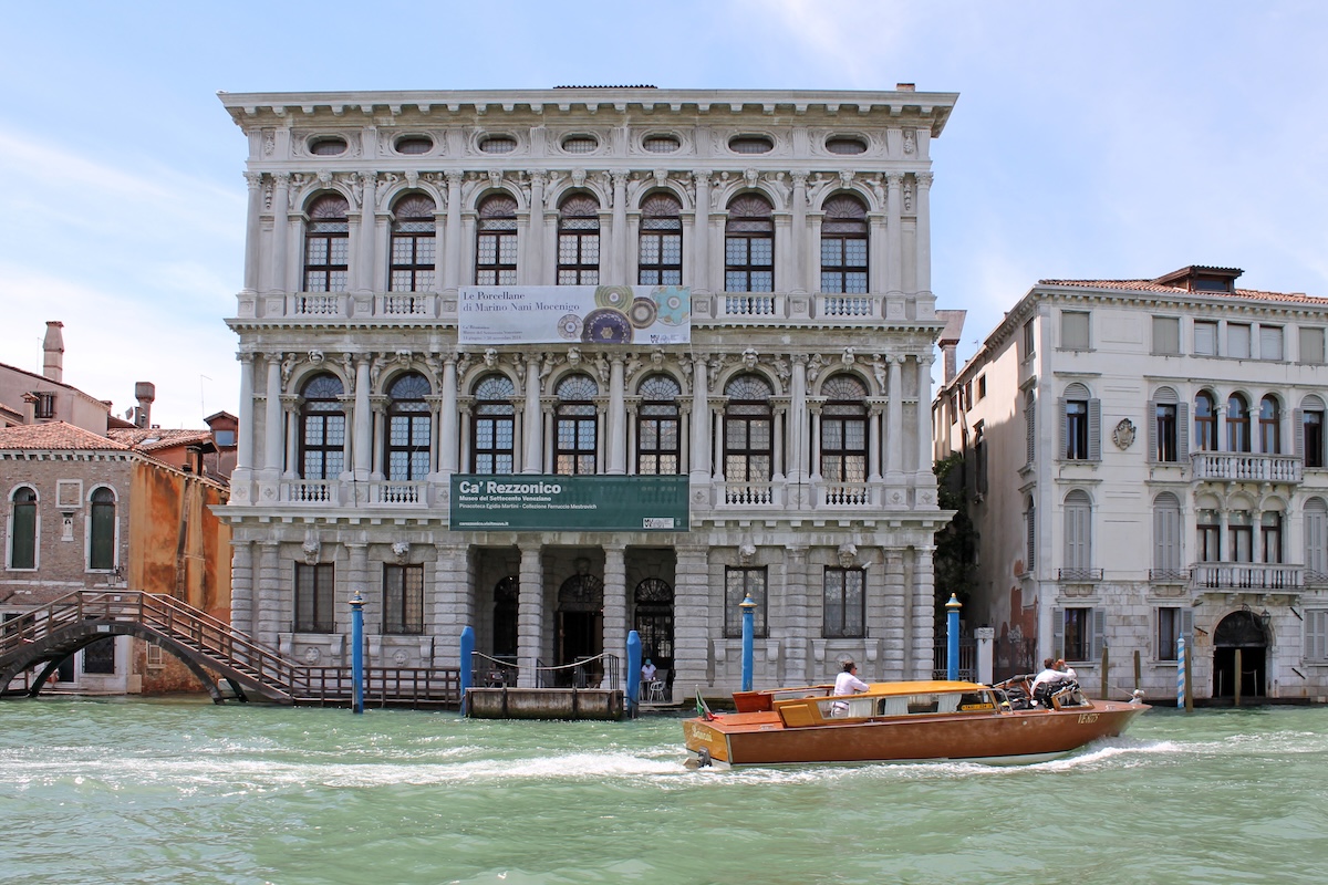 Vaporetto qui passe devant le Ca'Pesaro - Les Escapades à Venise