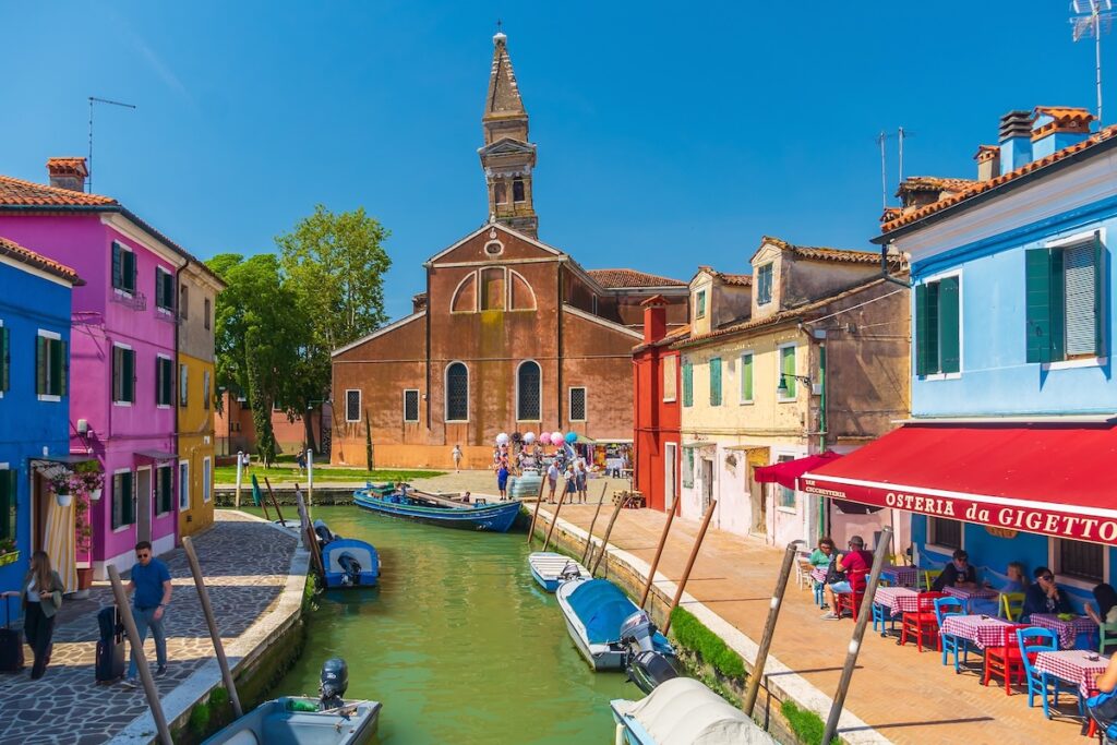 Canal de Burano en direction de l'église - Les Escapades à Venise