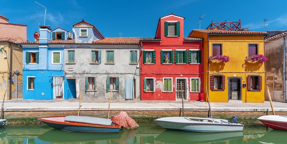 Maisons colorées avec des bateaux sur le canal de Burano - Les Escapades à Venise