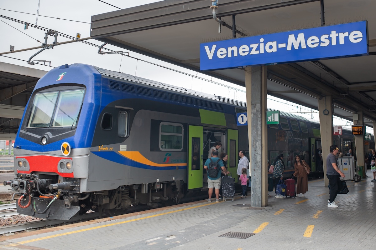 Train de Venise en direction de Mestre - Les Escapades à venise