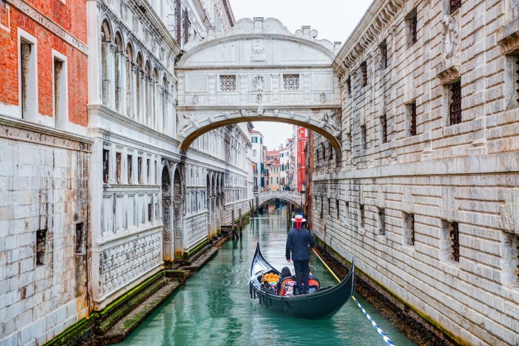 Gondole traversant le Pont des Soupirs -Les Escapades à Venise