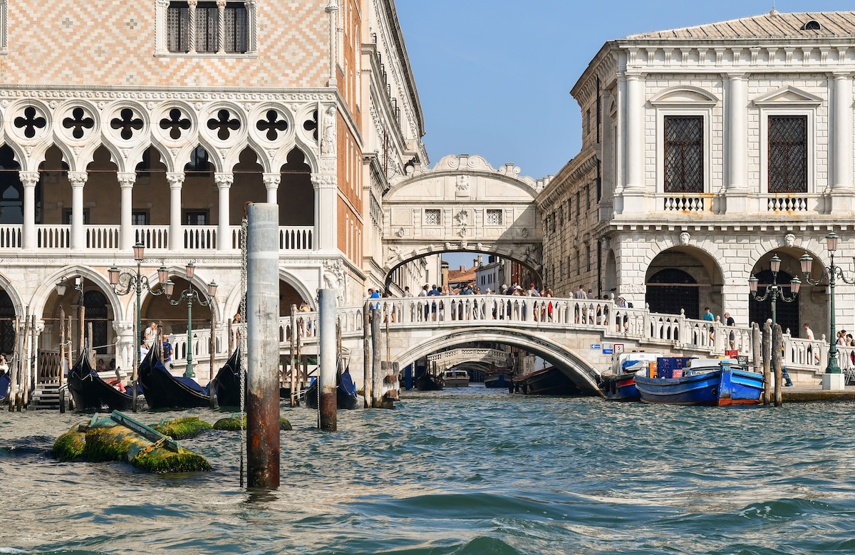 Ensemble montrant le pont des Soupirs, le Palais des Doges et la prison - Les Escapades à Venise