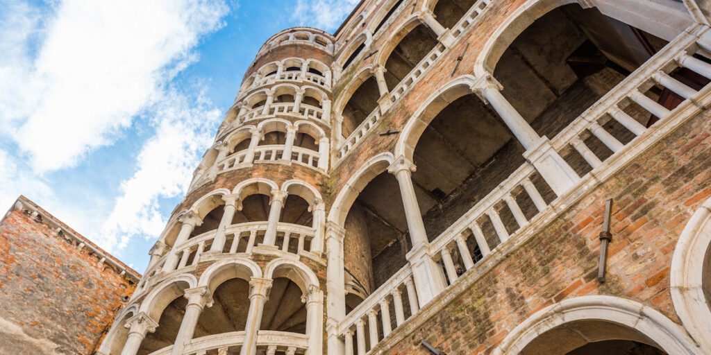Photographiez le sublime escalier Contarini del Bovolo durant votre voyage à Venise.