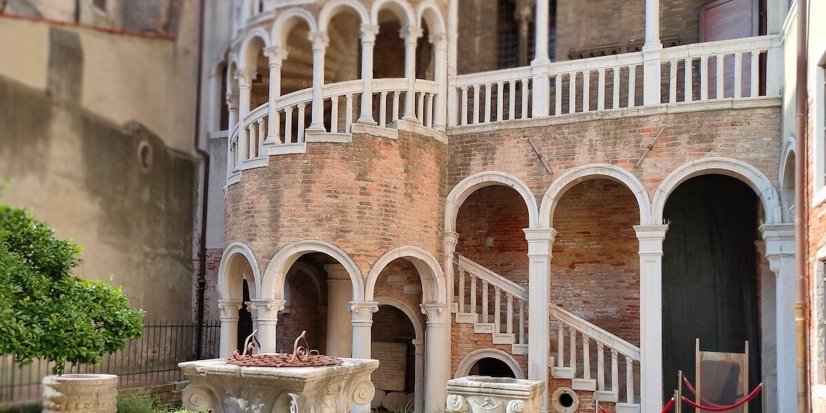 Photographiez le sublime escalier Contarini del Bovolo durant votre voyage à Venise.
